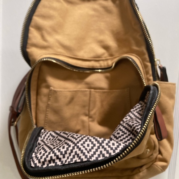 Backpack - Picture 4 of 8